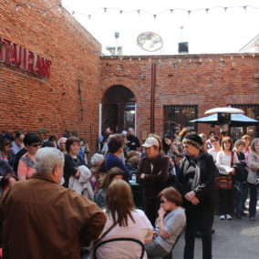 Patio y parroquianos