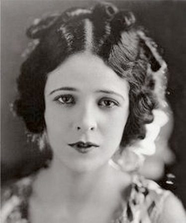Archivo. 1900s. (Madame Ritana).